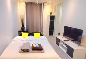 studio aéroport d' Orly, location de parking, en 5 mn en voiture ou à 2 stations en bus 191-100 ou taxis 12-13 euros, à 2 min à pied des magasins et restaurants proche Paris et de la gare C et D possi